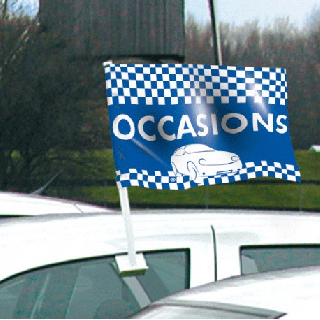 Drapeau occasion bleu de vitre automobile en situation