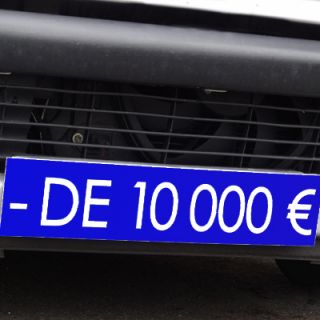 Cache plaque d'immatriculation avantage bleu - de 10000 €